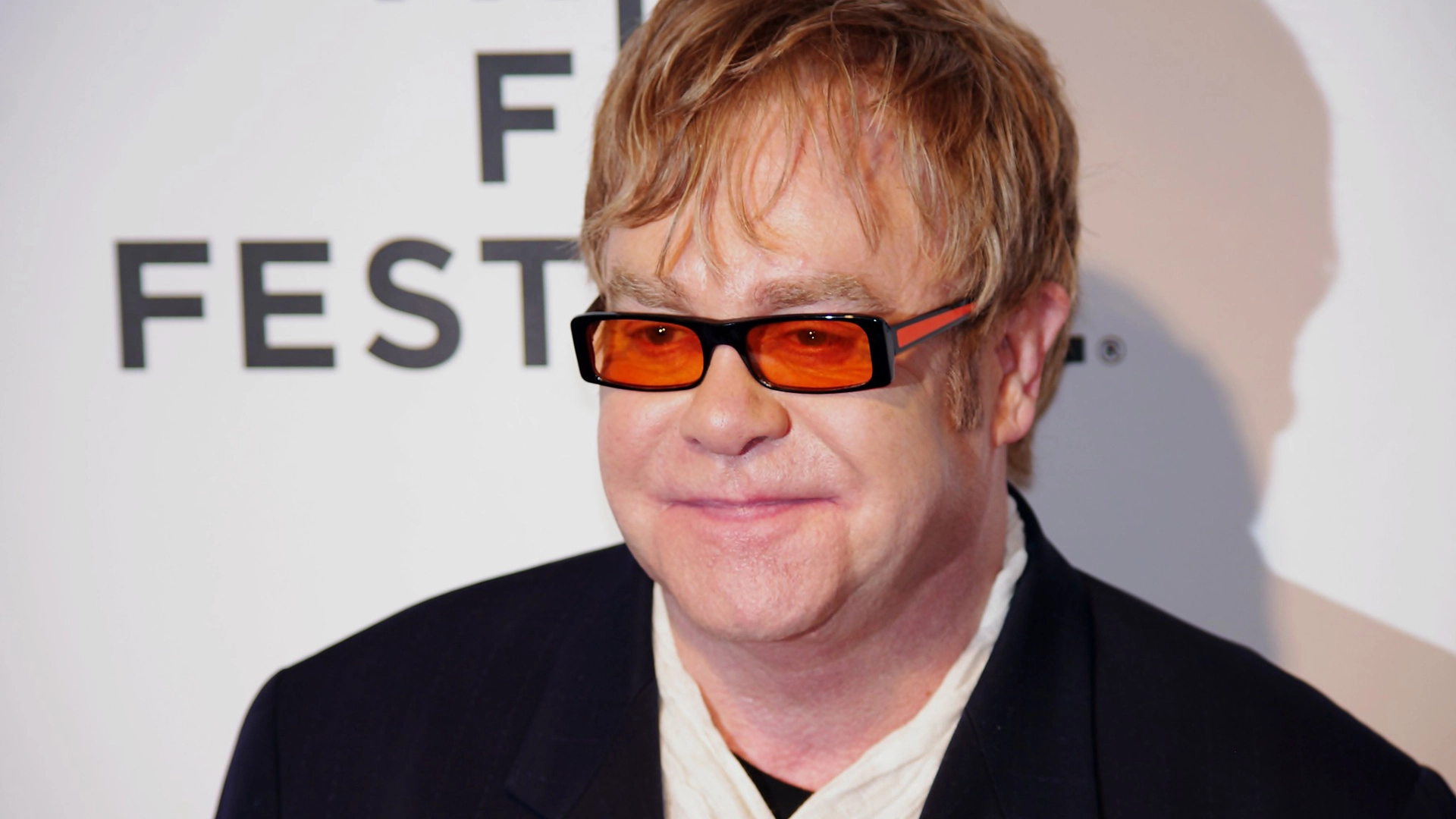 ศิลปินหลายคน รวมถึง Elton John ประณามแผนที่สิทธิบัตร AI ของสหราชอาณาจักร